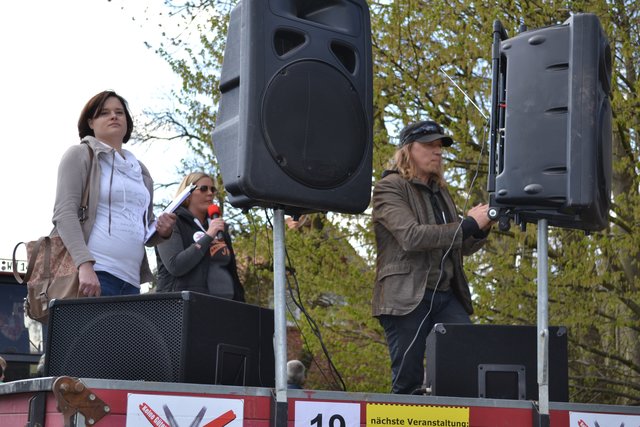 Richteten Worte an die Massen (v. li):  dieGründungsmitglieder der Bürgerinitiative "X durch Y", Anna Kreugel, Christin Spiegel und Axel Meinhard