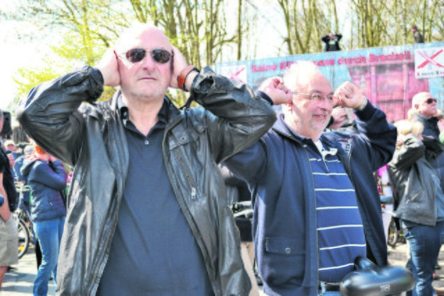 Ohren zuhalten - das müssten die Bürger, wenn der Güterverkehr mitten durchs Dorf fährt