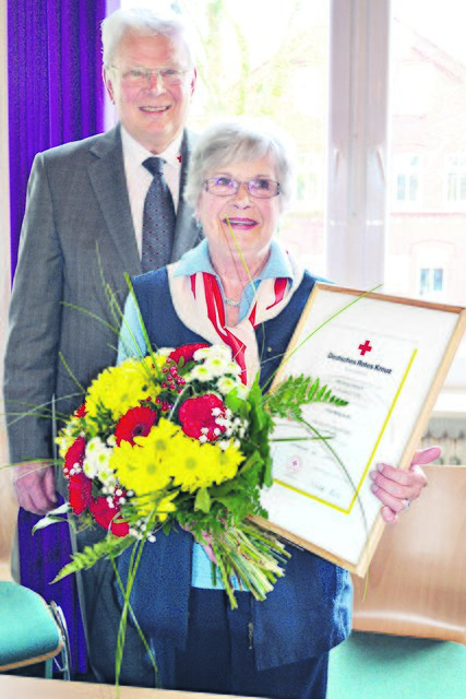 Dieter Weis überreichte Helga Golle die Ehrenurkunde des Kreisverbandes. Sie gehört dem DRK seit 48 Jahren an und engagiert sich seit 30 Jahren als zweite Vorsitzende