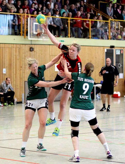 Hollenstedt beste Spielerin in dieser Partie war Katharina Hering (Mitte), die Kampfeswille in der Offensive zeigte und auch in der TuS Jahn-Abwehr aushelfen musste