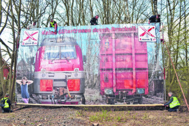Ein 50 Quadratmeter großes Banner wurde an der Stelle enthüllt, an der die Y-Trasse laut der Breimeier-Variante den Ort durchkreuzen soll