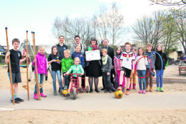 In Emmelndorf wird Spaß an Bewegung groß geschrieben. Zur Freude der Schüler sowie (hinten v. li.) Andrea Sperling (Fachleitung Sport), Dezernentin Maren Kuhlmann, Schulleiterin Martina König und Detlef Zeidler-Bretschneider von der Landesschulbehörde