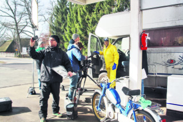 Entertainer Roberto Blanco stand in Bendestorf im knallgelben Overall für einen Werbespot vor der Kamera