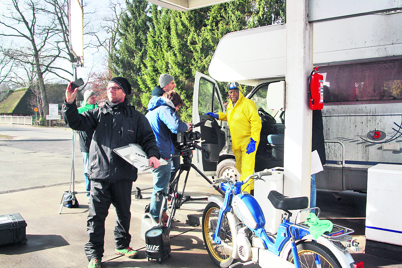 Entertainer Roberto Blanco stand in Bendestorf im knallgelben Overall für einen Werbespot vor der Kamera