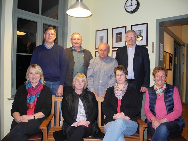 Der teilweise neue Vorstand des Fördervereins (vorne, v. li.): Hannelore Tomhave (Kassenwartin), Jutta Behrmann (Beisitzerin Veranstaltungen), Ingrid Gooßen (Beisitzerin Cafébetrieb), Bärbel Wiebusch (Schriftführerin), (hinten, v. li.): Uwe Gooßen (Zweiter Vorsitzender), Jörg Müller (Erster Vorsitzender), Gerhard Herbener (Beisitzer Gebäude), Uwe Wiebusch (Beisitzer Finanzen) | Foto: Förderverein
