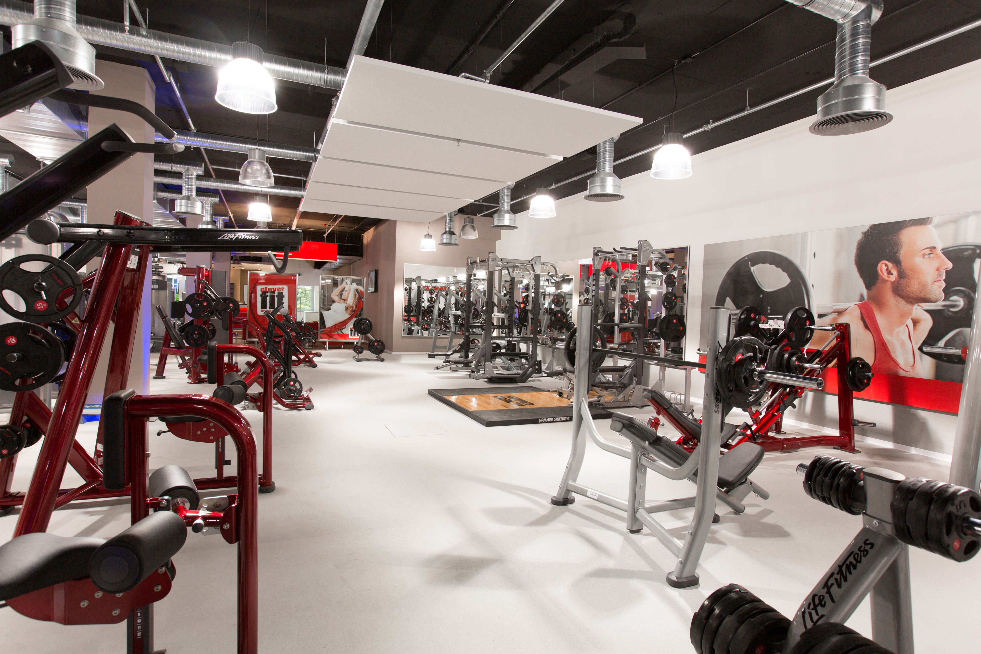 Moderne Geräte in stylischem Ambiente: So wie im clever-fit-Studio in München werden auch die Räumlichkeiten in Neu Wulmstorf aussehen