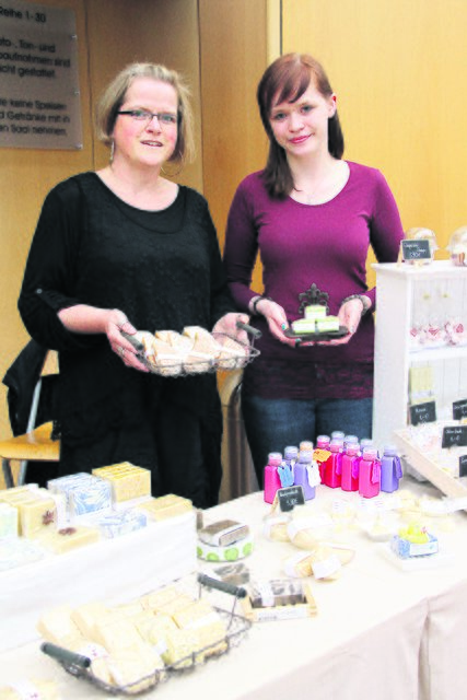 Präsentierten duftende Seife auf dem kleinen aber feinen Landfrauenmarkt: Yvonne Brinkmann (li.) und ihre Tochter Jacqueline