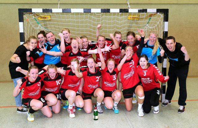 Ausgelassene Stimmung bei den Handball-Frauen des TuS Jahn Hollenstedt mit ihrem Trainer Lars Dammann, die drei Spieltage vor Saisonende die Meisterschaft in der Handball-Oberliga Niedersachsen perfekt gemacht haben