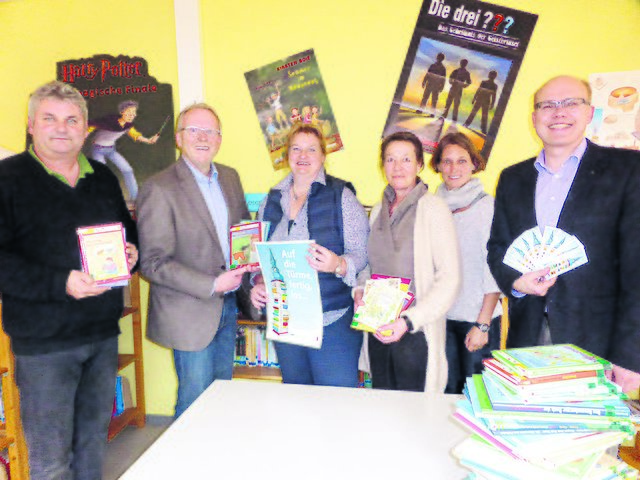 Startschuss für den Bücherturm (v. li.): Niels Gramkow (Leiter Grundschule Wiepenkathen), Hans-Jürgen Werner (Rotary), Cordula Wuttke (Schule am Burggraben), Johanna von Writsch (Schule Ottenbeck), Ilka Burfeind (Schule Hagen) und Volker Dieterich-Domröse (Rotary)