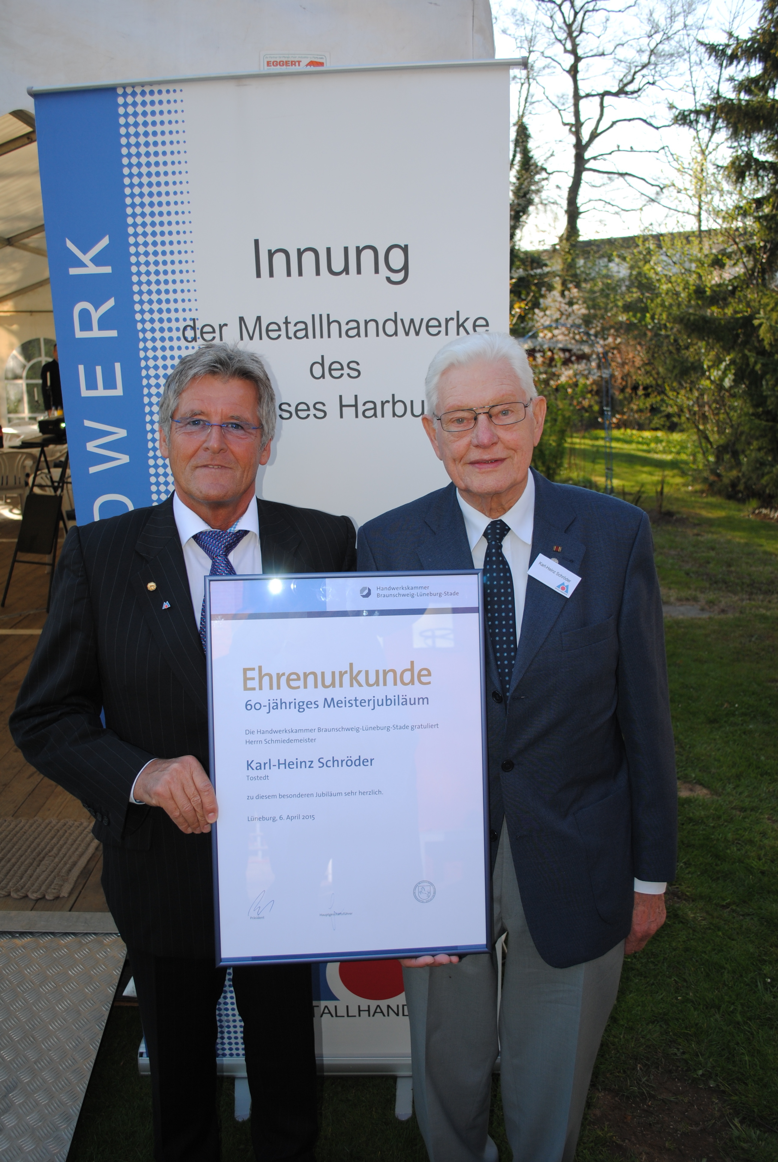 Übergabe der Ehrenurkunde: Klaus Maack (li.) und Karl-Heinz Schröder