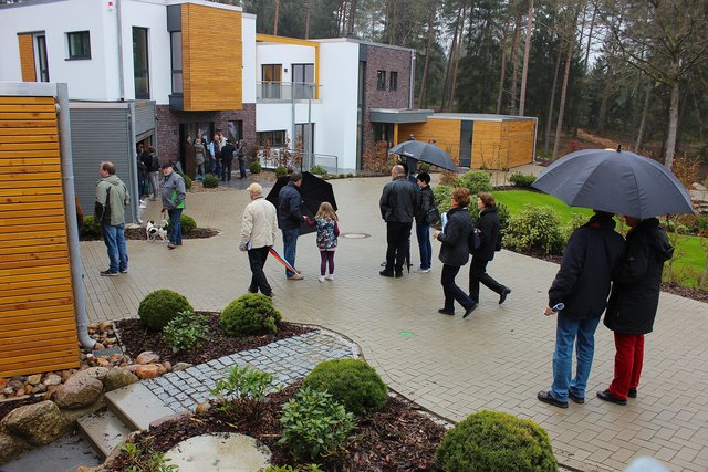 Trotz des schlechten Wetters ließen es sich zahlreiche Interessenten nicht nehmen, die Wohnanlage am Hackelersberg in Holm-Seppensen zu besichtigen | Foto: RosenthalMEDIA