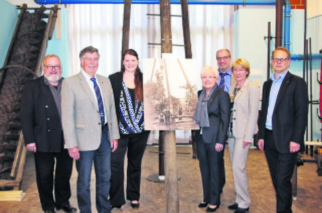 Bei der Eröffnung (v. li.): Professor Dr. Rolf Wiese (Museumsdirektor), Bodo Rick (Verbandsvorsteher des WBV), Karolin Keßler (Kuratorin), Heike Meyer (Stiftungsratsvorsitzende), Uwe Paschke (Geschäftsführer des WBV), Anette Randt (stellvertretende Landrätin) und Marc von Itter (Geschäftsführer des Freilichtmuseums)