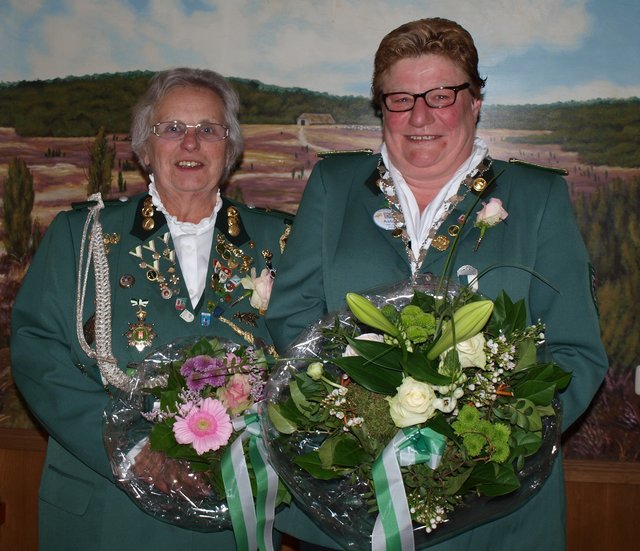 Die neue Damenkönigin Astrid Rohr (re.) wählte sich Christine Braun zur Adjutantin | Foto: Schützenverein Hanstedt