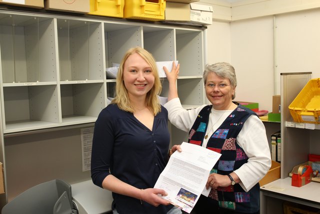Emily Lisa Bleise (li.) ist Schutzengel im Landkreis Harburg. Gemeinsam mit Bettina Bergmann-Noeres bringt sie die Schutzengelpost auf den Weg | Foto: Landkreis Harburg