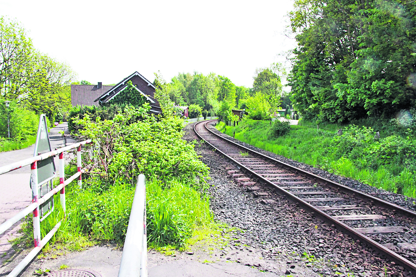 Das Industriegleis führt einspurig mitten durch Stade, quert u.a. mehrere Straßen im Stadtteil Campe