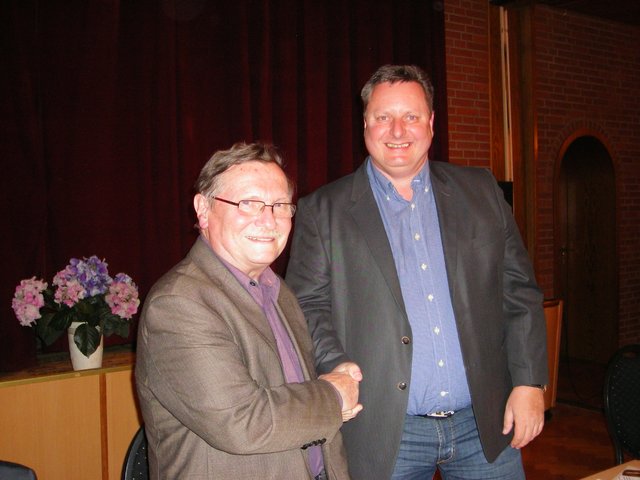 Shake-Hands: Schatzmeister Heinz Böckenhauer (li.) und Frank Heinze | Foto: Rainer Dodenhoff