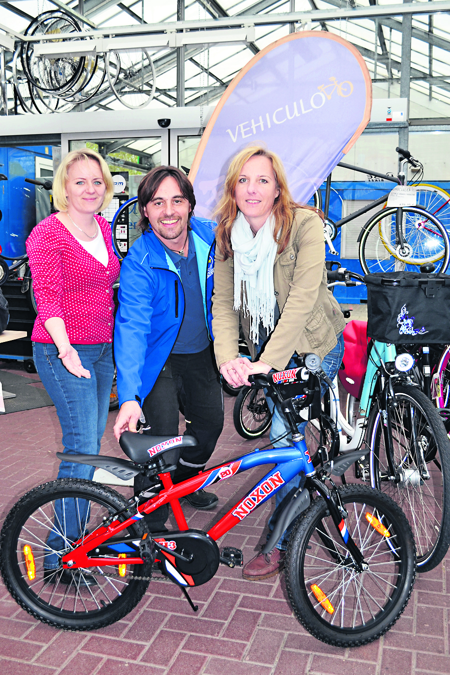 Freibadvereinsvorsitzende Jasmin Kramer (li.) und ihre neue Stellvertreterin Jennifer Felkner mit Drasco Car von "Vehiculo", der das Kinderfahrrad spendet