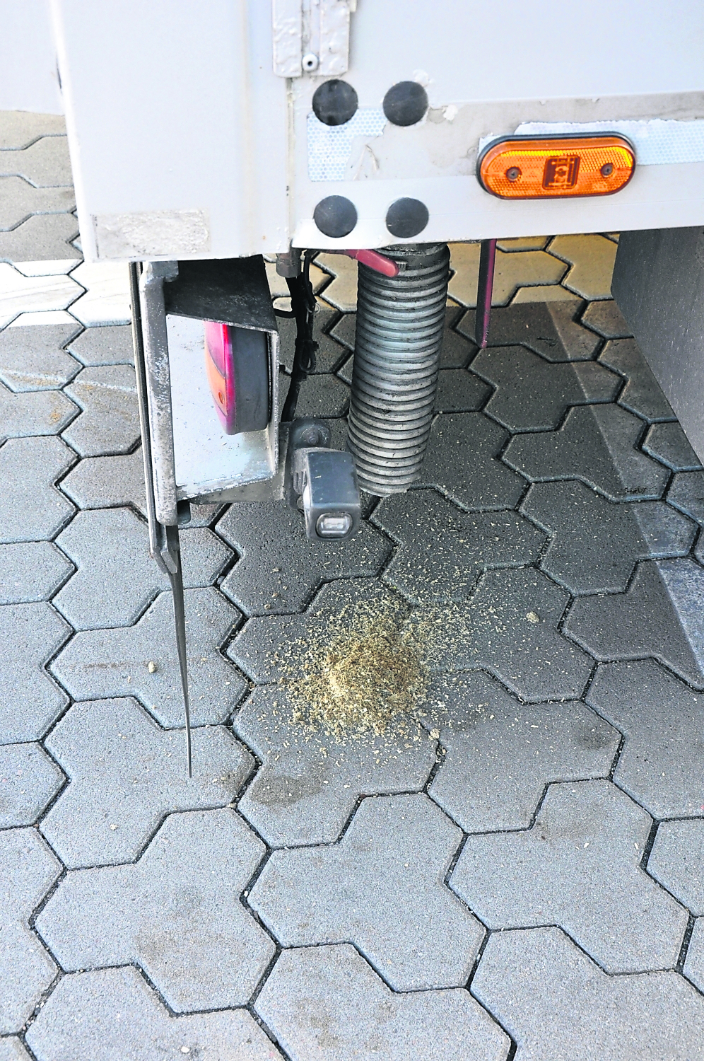Durch den offenen Verschluss-Stopfen rieselte Einstreu auf die Fahrbahn