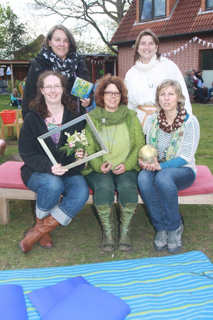 Sylvia Herdan (unten li.) lud gemeinsam mit Evelyn Taresch (v. li.), Beate Schöttke, Andrea Hottendorff und Bettina Schönfeld zu einer Ausstellung nach Handeloh ein