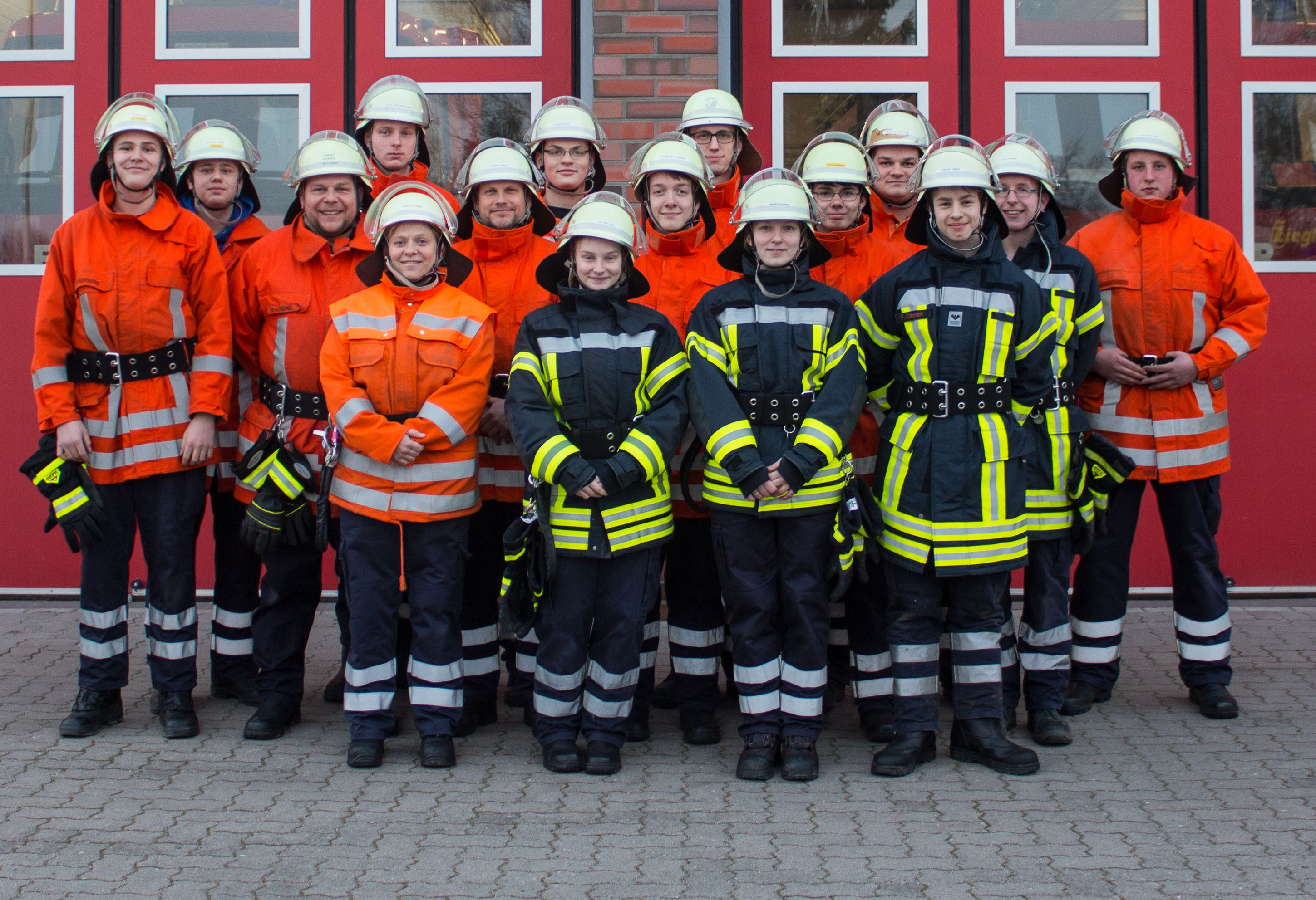 Freude über den Erfolg: der Feuerwehr-Nachwuchs nach dem bestandenen ersten Teil der Truppmannausbildung