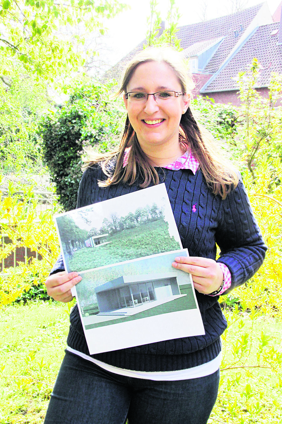 Katharina Guß mit ihren Entwürfen