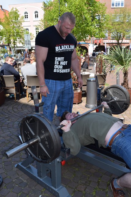 Winsen in Top-Form: Michael Blumstein ist aktuell der stärkste Mann der Welt und richtete einen Bankdrück-Contest aus