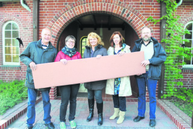 Bei der Spendenübergabe (v. li.): Reinhard Behr, Kati Domroes (beide Heimatverein), Mareike Zimmermann, Elke Frerichs (Gemeinde) und Jürgen Rabeler (Jagdgenossenschaft)