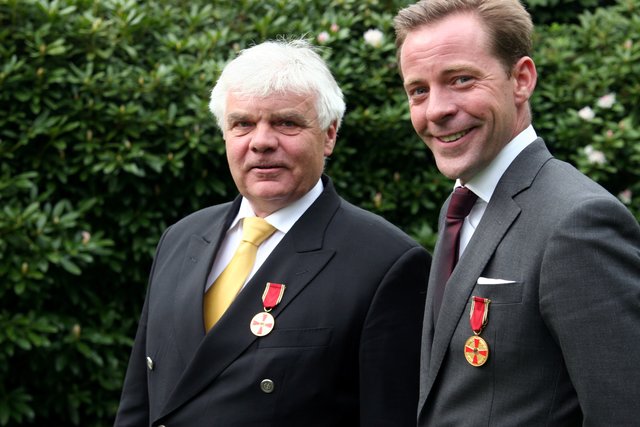 "Ungewöhnliche Auszeichnung": Oliver Drewes und sein Vater Peter mit dem Bundesverdienstkreuz | Foto: Michael Krüger/Rotenburger Kreiszeitung