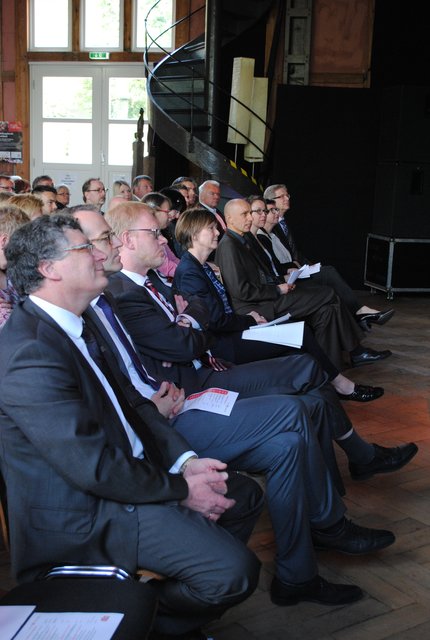 Gäste der Jubiläumsfeier (v. li.): Dr. Bodo Stange (IHK), Erster Kreisrat Dr. Eckart Lanz, Michael Seggewiß (Geschäftsführer der Wirtschaftsförderung Landkreis Stade GmbH) und Bürgermeisterin Silvia Nieber