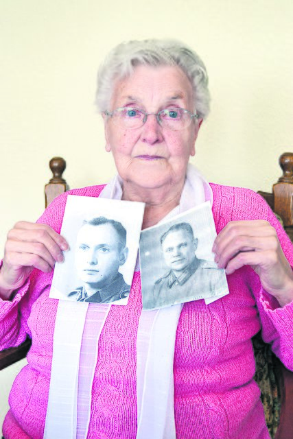 Dorothea Benecke mit Bildern ihres Vaters und ihres Bruders, die beide im Zweiten Weltkrieg gefallen sind