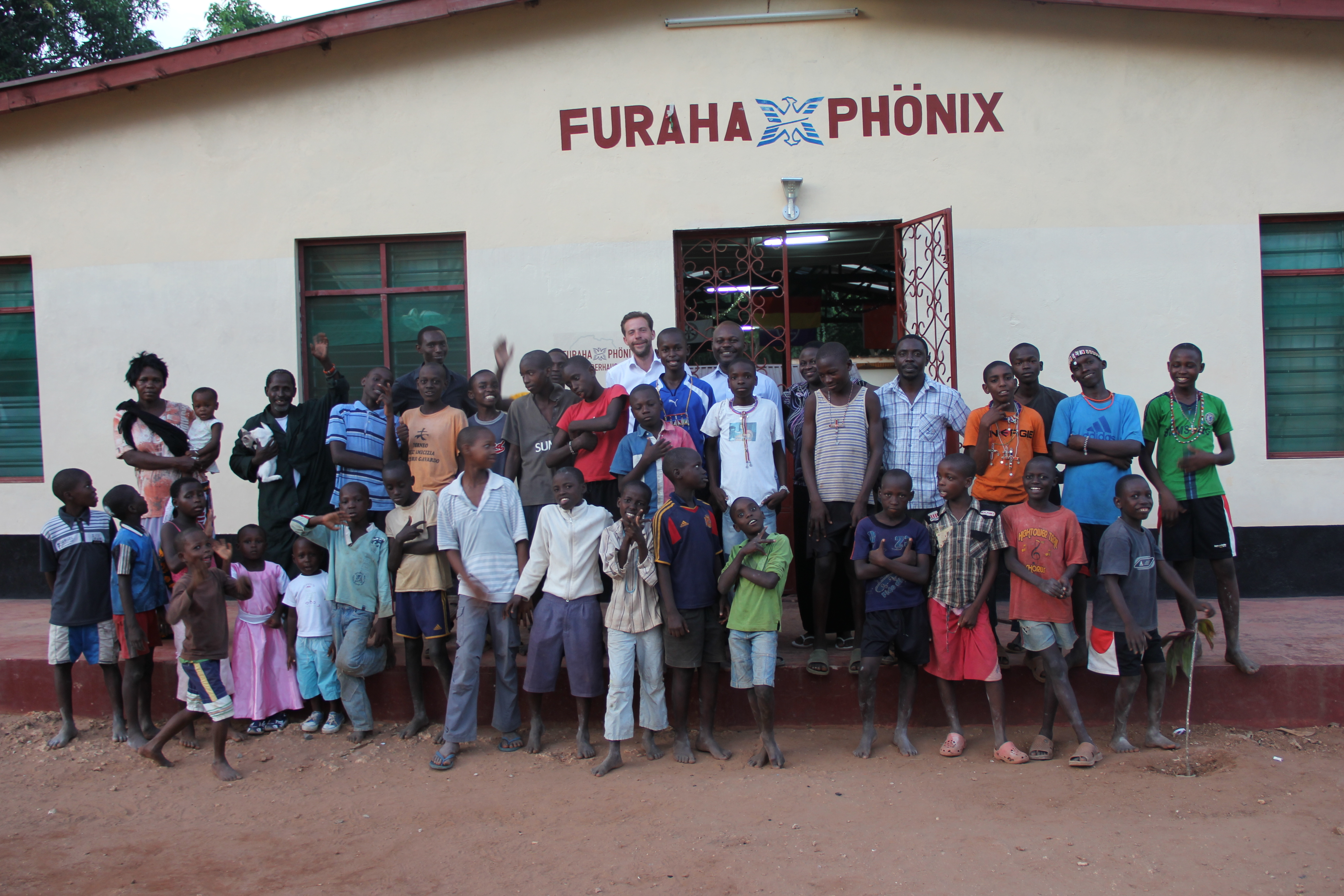 Neue Heimat für notleidende Heranwachsene: Oliver Drewes (hi., Mitte) mit Jungen und Mädchen vor dem von seinem Verein gebauten Furaha Phönix Kinderhaus in Mombasa
