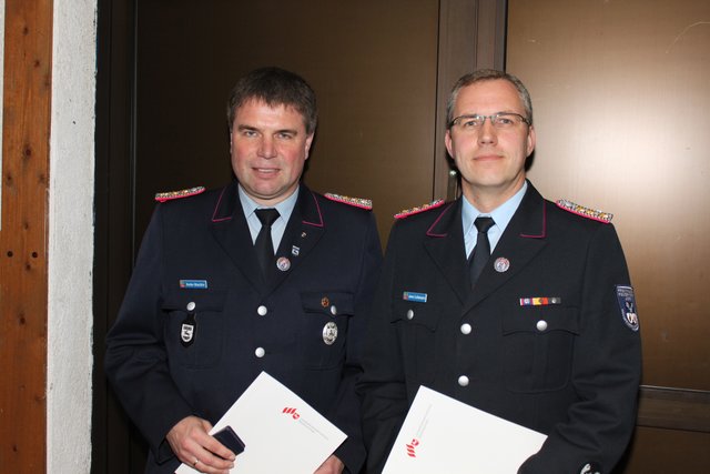 Heiko Wachlin (li.) und Jens Lohmann erhielten die Ehrennadel des Landesfeuerwehrverbandes Niedersachsen in Silber | Foto: Stefan Braun Feuerwehr