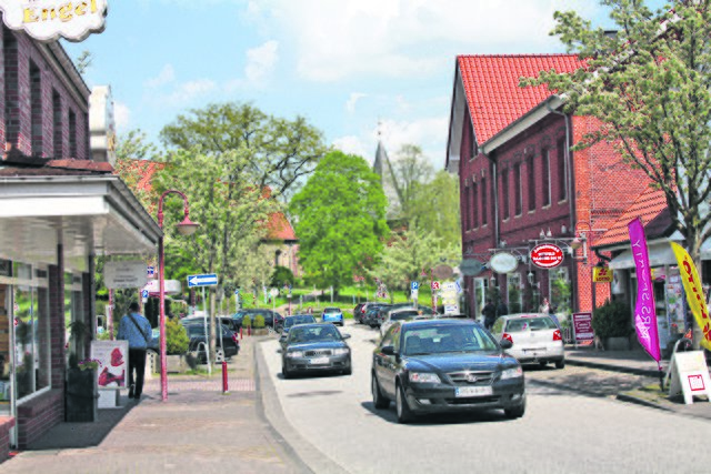 In der Kirchstraße in Hittfeld herrscht meist reger Betrieb, durch die Einbahnstraßenregelung soll die Aufenthaltsqualität steigen