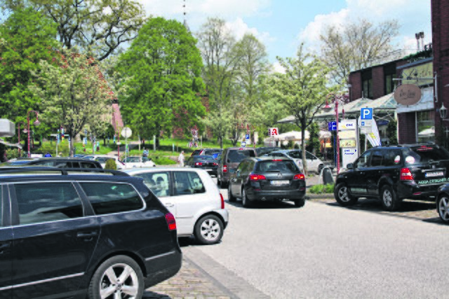 Beim Ein- und Ausparken kommt es in der Kirchstraße schnell zu Verkehrbehinderungen. Wenn dann noch Radfahrer und Fußgänger dazu kommen, wird es eng