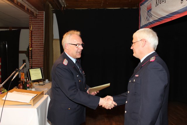 Ralf Gronau (re.) wird von Kreisbrandmeister Peter Winter mit der Ehrennadel des Kreisfeuerwehrverbandes Stade in Gold ausgezeichnet | Foto: Stefan Braun Feuerwehr