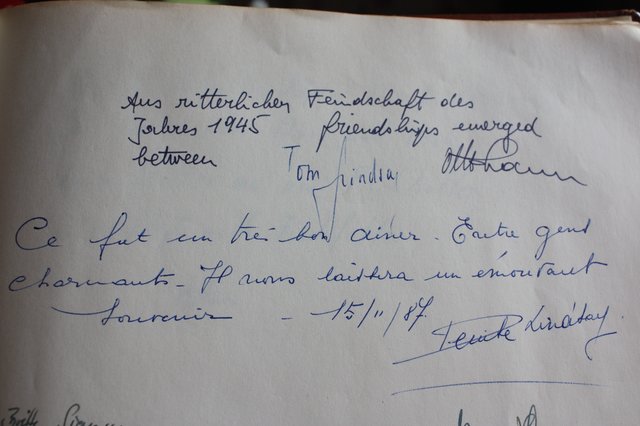 Eintrag im Gästebuch: Die ehemaligen Gegner Tom Lindsay und Otto von Laun dokumentieren ihre Freundschaft