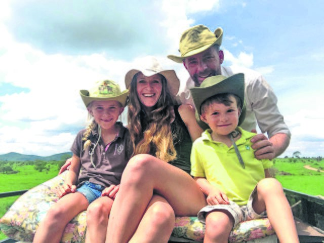 Vor der Kulisse Afrikas: Oliver und Christina Drewes mit ihren Kindern Malia und Henry | Foto: Furaha Phönix Kinderhaus