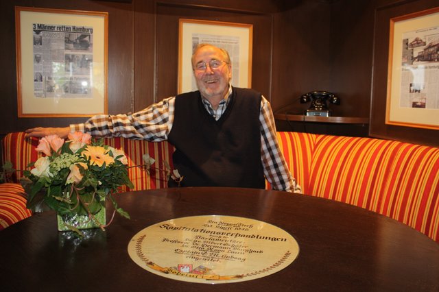 Ein Stück Zeitgeschichte: Heinrich Adolf Heitmann am Originaltisch im Hotel Hoheluft in Buchholz-Meilsen, an dem über die Kapitulation Hamburgs verhandelt wurde