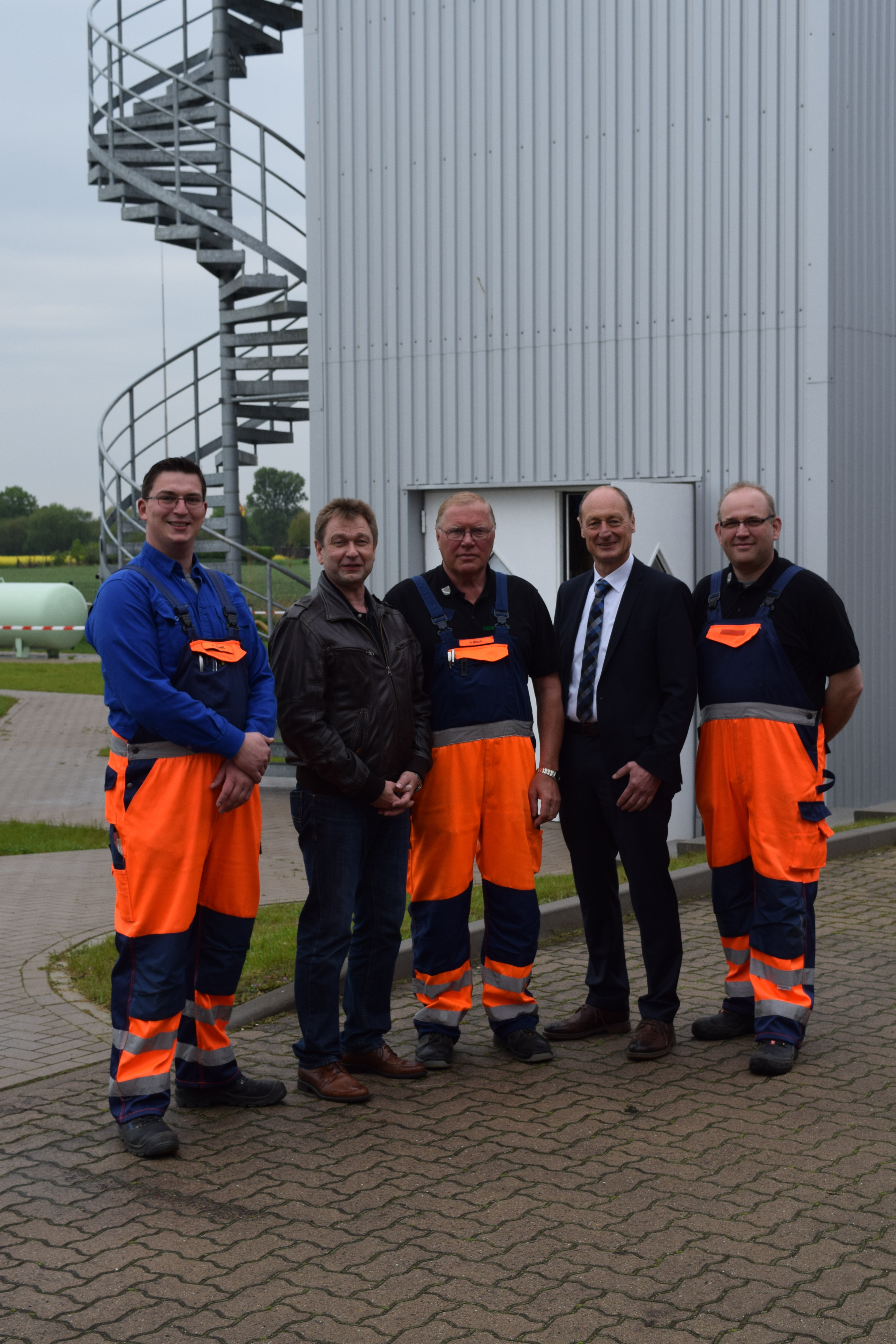 Vor dem neuen Faulturm, der Strom aus Abwasser produziert: Peter Preis, Uwe Luhmann (Samtgemeinde Elbmarsch), Hubert Block (Abwasserwerk Marschacht); Rolf Roth und André Hübner (v. li.)