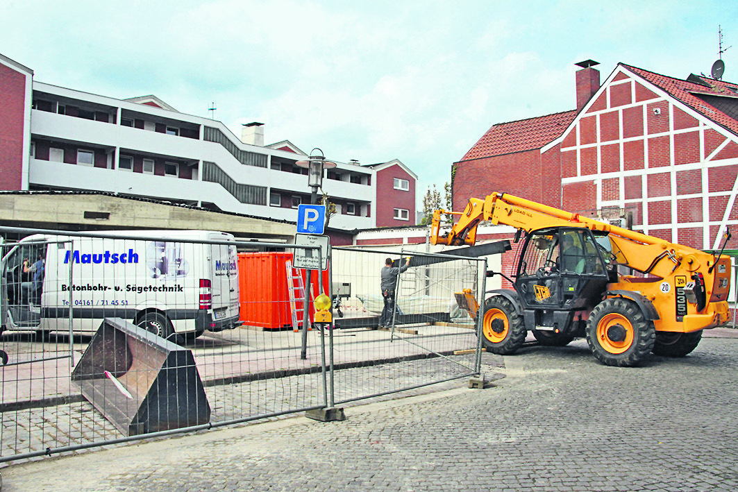 Baufahrzeuge an der Beguinenstraße. Der ehemalige Aldi-Markt wurde zu zwei Dritteln abgerissen. Auf der Ladenfläche entsteht ein Parkdeck