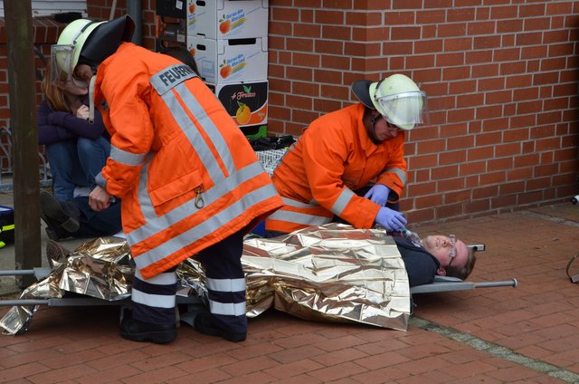 Verletzte Personen wurden im Zuge der Übung aus dem Keller gerettet | Foto: Feuerwehr