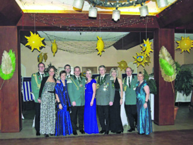 Die Königscrew beim Königsball im Gasthof Gerlach, für den die Adjutanten den Saal schön "sonnig" geschmückt hatten | Foto: privat