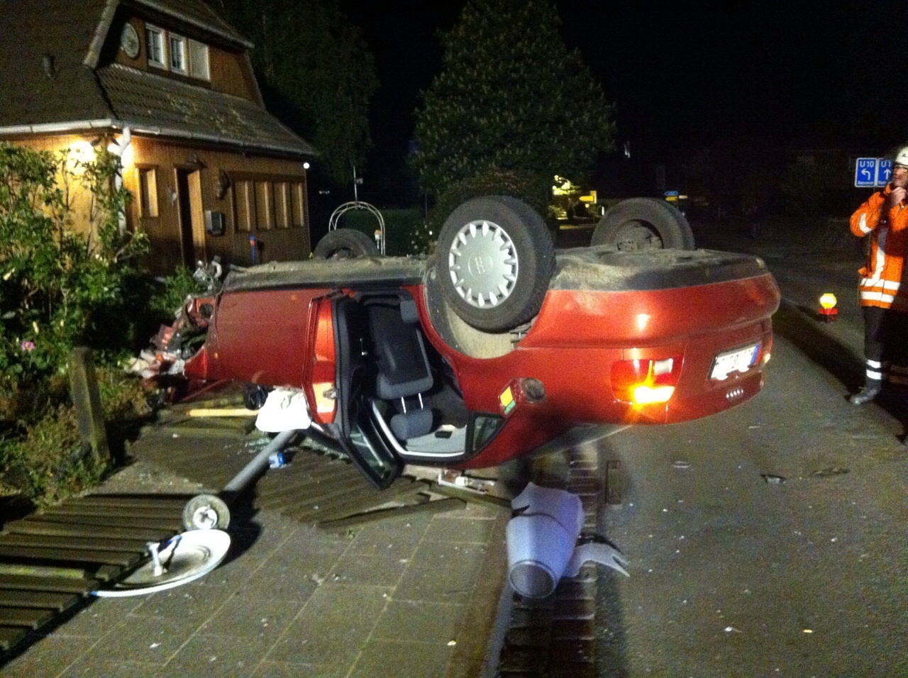 Ein 18-Jähriger verlor die Kontrolle über seinen Audi und krachte in den Vorgarten von Josef Huter