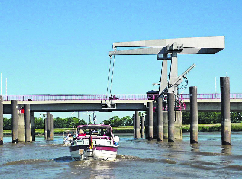 Die Arme der Klappbrücke bleiben während der Bauarbeiten abgesenkt: Dann können nur kleine und flache Boote hindurchfahren