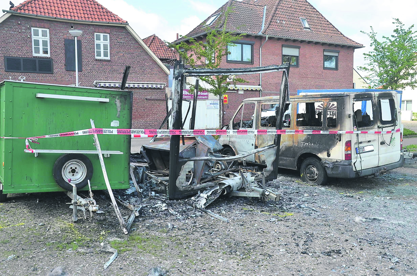 Der Bus des TSV Buxtehude-Altkloster und der Imbisswagen gingen in Flammen auf