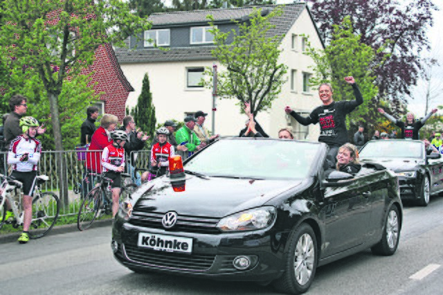 Auf der Ehrenrunde im Cabrio: die Handballerinnen des Erstliga-Aufsteigers SGH BW Rosengarten-Buchholz