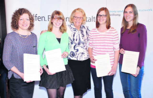 Irene Vorwerk (Mi.) mit den Studentinnen (v. li.): Delia Wiest, Katharina Seegelke, Sylvia Sorg und Tina Steltner, die sich mit der nachhaltigen Siedlungsentwicklung in der Samtgemeinde Tostedt auseinander setzten | Foto: Roman Jupitz