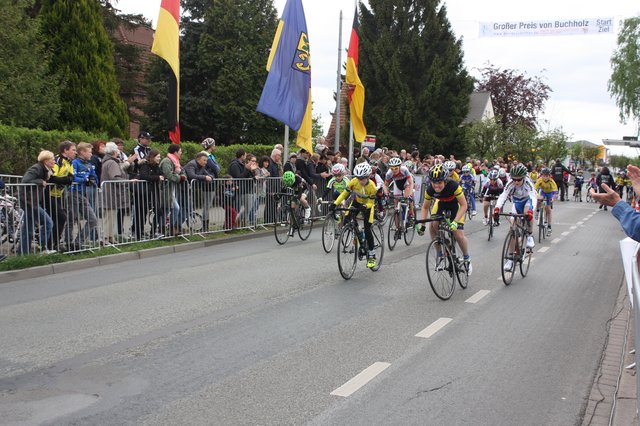 Start bei den U13-Junioren: Auch die kleinen Radrennfahrer traten voll in die Pedalen