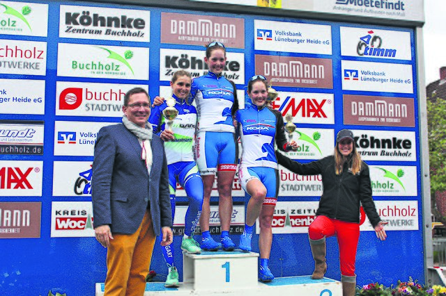 Bei der Siegerehrung des Frauen-Rennens: (v. re.) Mirja Köhnke (Autohaus Köhnke), Inga Rodieck, Wiebke Rodieck, Stefanie Paul und Frank Krause (Regionaldirektor Volksbank Lüneburger Heide)