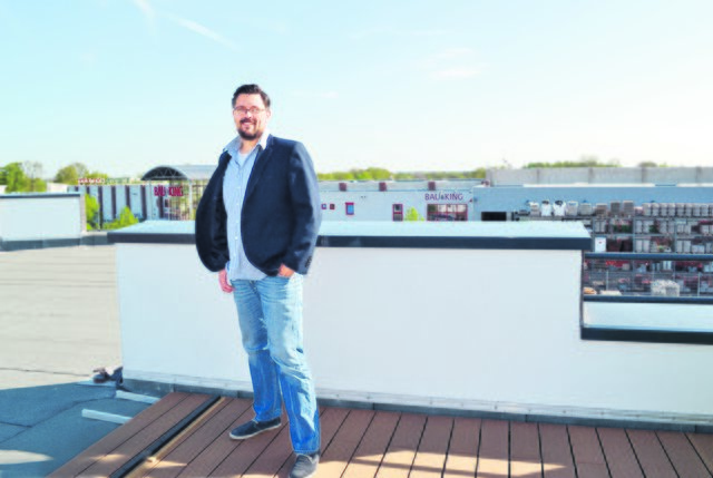 Klaas Dittmer auf der Dachterrasse, die allen Unternehmen und ihren Kunden zur Verfügung steht